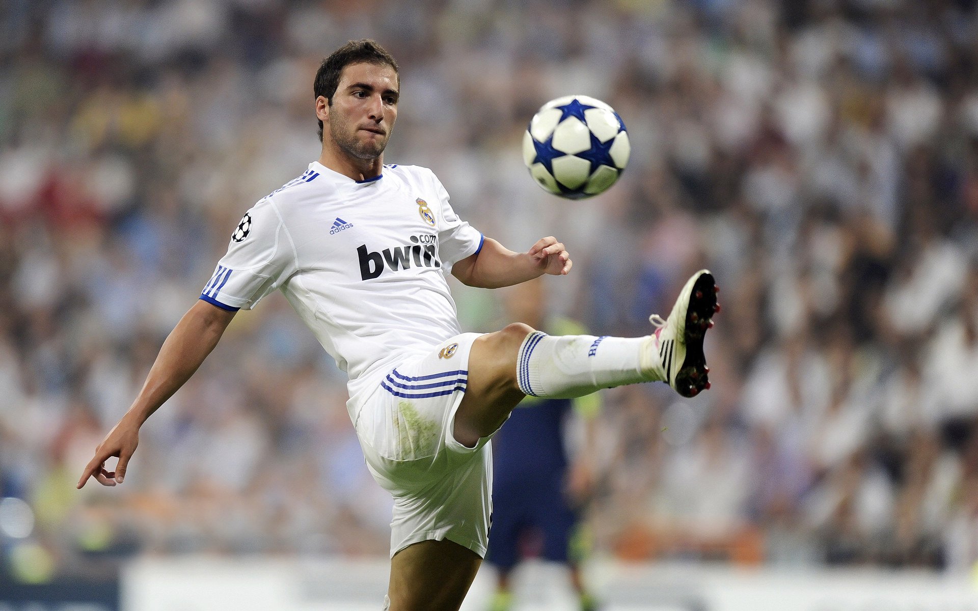 福登爆发引领曼城狂潮，拜仁横扫比利亚雷亚尔显欧冠格局