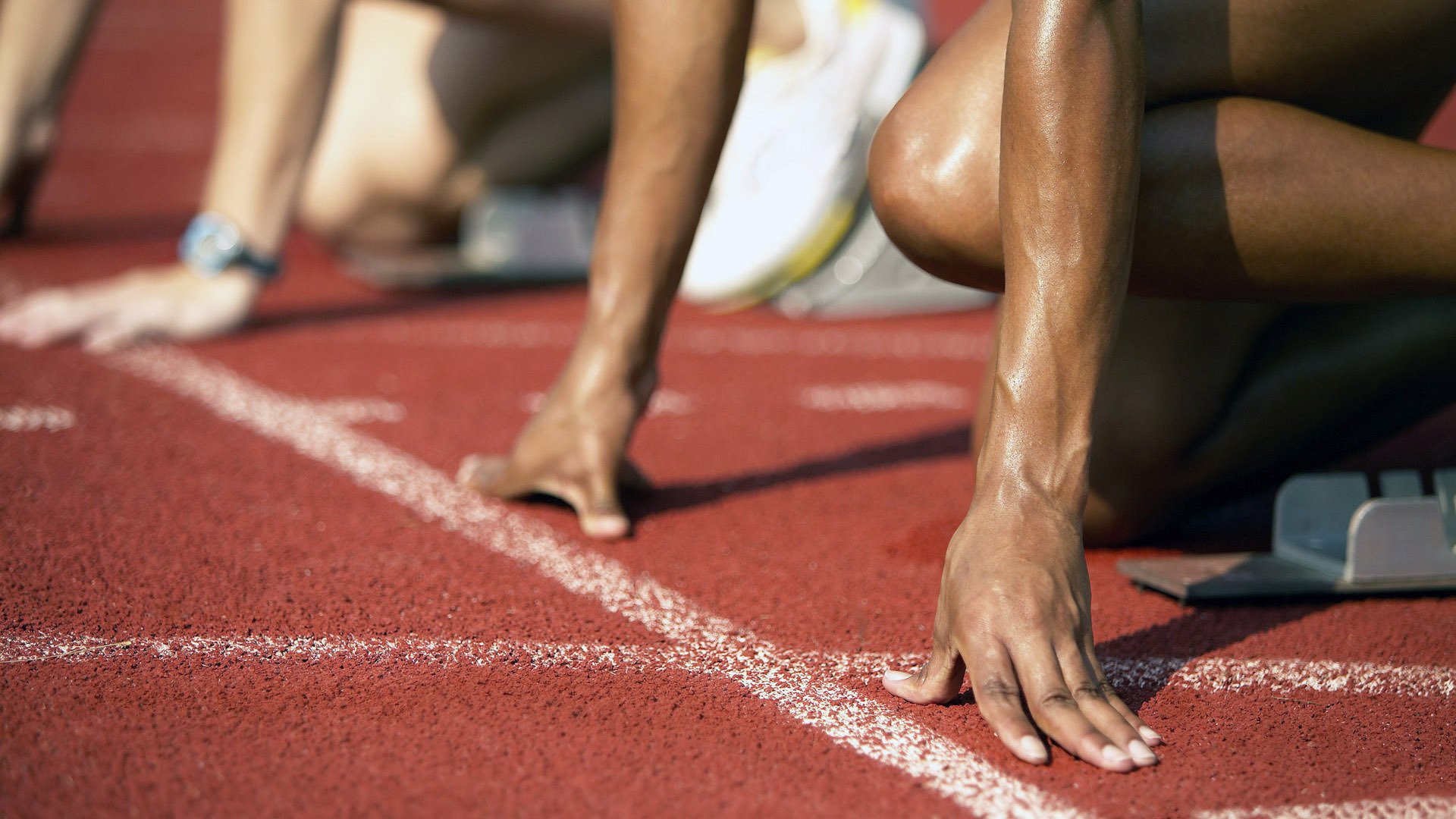 赛道上的惊世逆转，塞恩斯关键制胜，迈凯伦绝地反击索伯车队